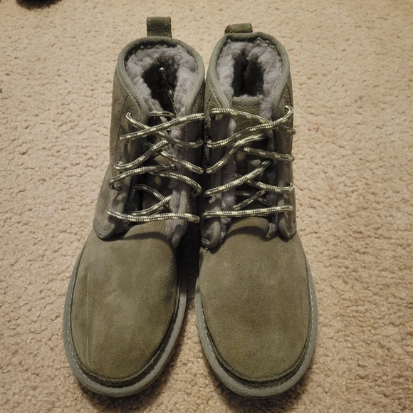 UGGS - Picture 1 of 3